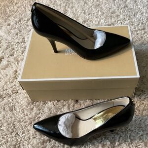 💐NEW IN BOX💐 MICHAEL MICHAEL KORS Flex Patent-Leather Heel Pump - size 6